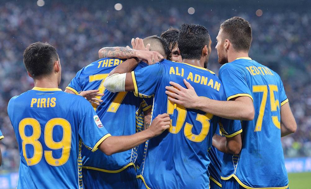 La gioia dei giocatori dell&#39;Udinese, che abbracciano l&#39;eroe dello Stadium. Ansa